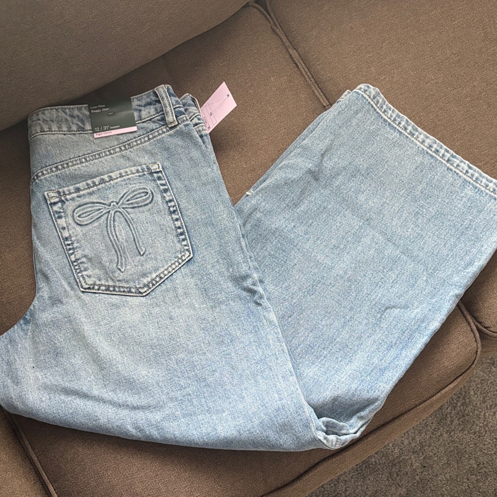 Light Wash Women’s Jeans with Embroidered Back Pocket